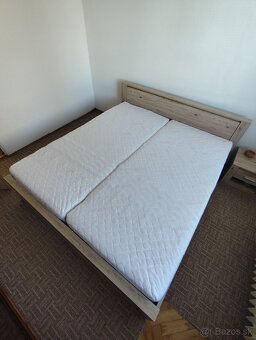 Manželská posteľ s nočným stolíkom - 2