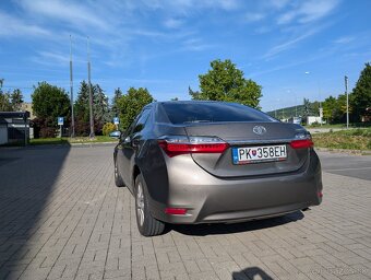 Toyota Corolla sedan, hnedo-šedá metalíza - 2