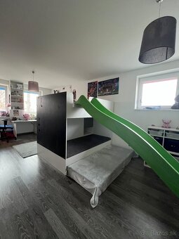 Detská posteľ na mieru so šmykľavkou a úložným priestorom - 2