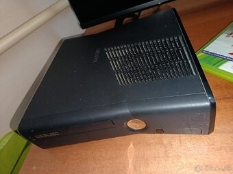 Xbox 360 S s 250gb 2 ovládače - 2