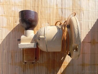 Predám veľmi starý elektrický mlynček na kávu - 2