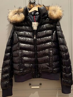 Moncler zimná bunda s kožušinovou kapucňou - 2