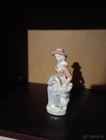 Porcelánová soška žena s labutou - 2