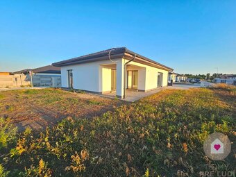 SAMOSTATNE STOJACÍ BUNGALOV- 108m2 + krytá terasa 12m2, POZE - 2