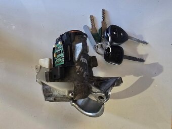 Spínacia skrinka Toyota Auris + 2 kľúče - 2