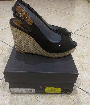 Predám sandále Tommy Hilfiger 39,originál,raz obuté - 2
