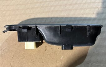 Spínač elektrického ovládania okien Renault Twingo 3 - 2
