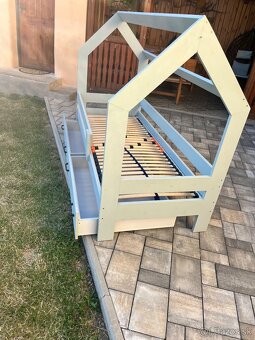 Detská posteľ + poličky - 2