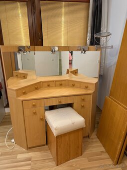 Kozmetický stolík - 2