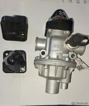 plastový kryt na regulator - - 2