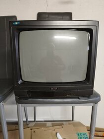 Malý prenosný retro televízor - 2