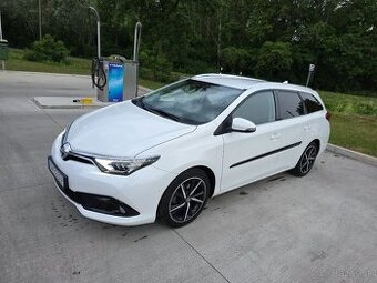 Toyota Auris 1,6 Benzin Automat Top Stav kúpene na Sk - 2
