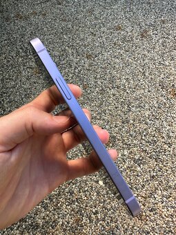 iPhone 12 - baterie 94% - 2