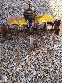 Agzat s pluhom a kultivátorom - 2