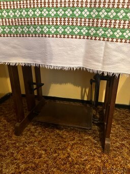 Predám starožitný šijací stroj BOBBIN v drevenom stole - 2