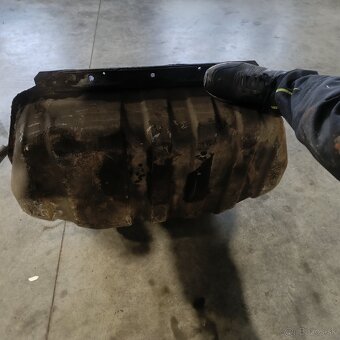 Nádrž Nissan patrol y61 - 2