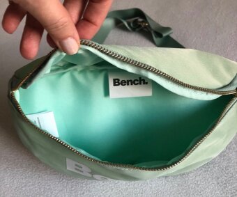 ————-—-Nová mint ľadvinka/kabelka Bench, 8 E————— - 2