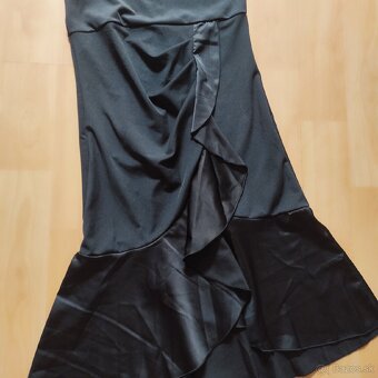 Čierne elegantné šaty s volánikmi - 2