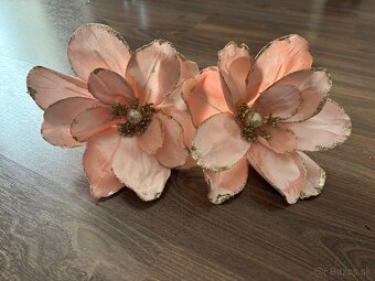 Dekoračné kvety so zlatým lemom – ružové, elegantné (na klip - 2