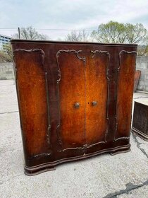 Predám starožitnú spálňu skrine stolíky posteľ - 2