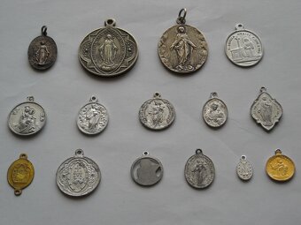 Medaily svätcov a Starožitné sväté obrázky na skle - 2