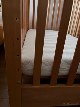 Drevená detská postieľka s kokosovým matracom - 2