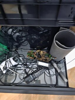 Predám akvarium + stolík a komplet príslušenstvo - 2