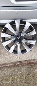 Puklice na Tesla model 3 (2019—2023) - 2