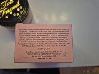 Too Faced Born This Way púder - 2