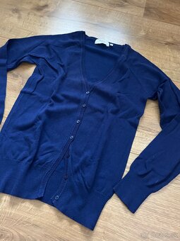 Tmavomodrý sveter na gombíky - 2