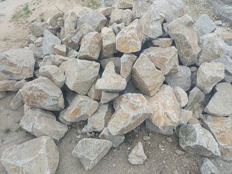 Predam lomovy kamen na skalky,ploty a do gabionov - 2