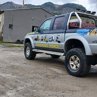 Mazda b2500.       Big food. - 2