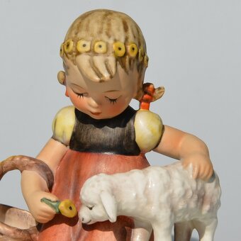 Hummel starožitná porcelánová soška - Dievčatko s ovečkou - 2