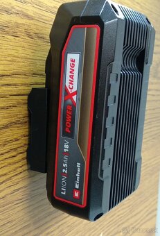 Nástenný držiak na organizáciu batérií Einhell X-Change 18V - 2