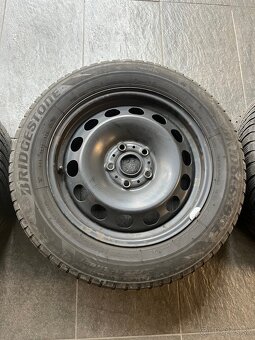 Predam zimnu sadu s plechovymi diskami a rozmerom 205/60 R16 - 2