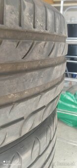 235/40 R19 - 2