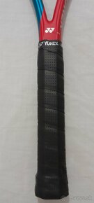 YONEX VCORE 98 305g Tango Red, 2021, grip 4, posledný kus - 2