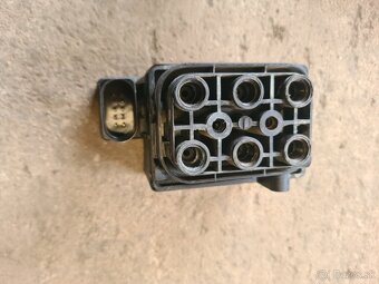 Kocka vzduchuoveho podvozka VW Touareg 7l - 2