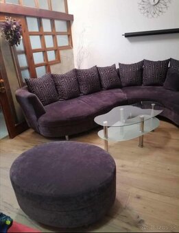 Elegantný fialový gauč s taburetkou a vankúšmi – výborný sta - 2