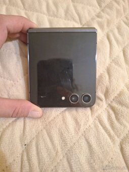 Samsung Galaxy Z flip5 - 2