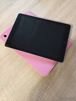 9.7" tablet iPad 6 generácie 128GB Space Gray - 2
