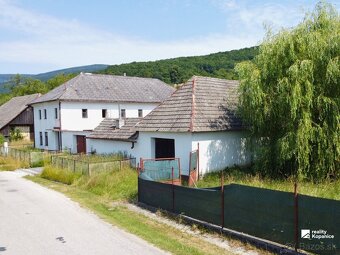 Veľkorysý vidiecky dom z nepálenej tehly čaká na druhú šancu - 2