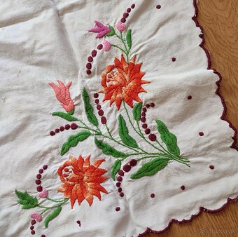 Vyšívaný obrus - 2