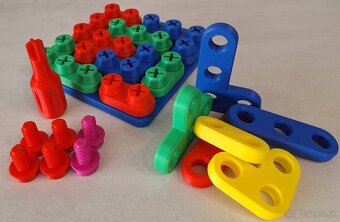 Montessori skrutkovacia doska - 2