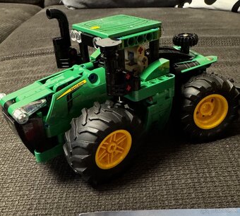 Lego Technics - 42136 John Deere 9620R 4WD Tractor - 2