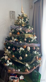 Vianočný stromček s ozdobami a šiškami - 2