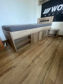 Postel vo farbe dub sonoma 200x90 jednolôžková s matracom - 2