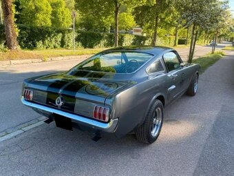 Ford Mustang Fastback A-Code z roku 1965 - 2