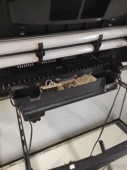 Akvárium so skrinkou a rôzne príslušenstvo. - 2