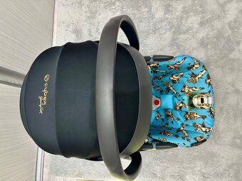 Cybex by Jeremy Scott Blue Cherub + ISOfix + adaptéry - 2